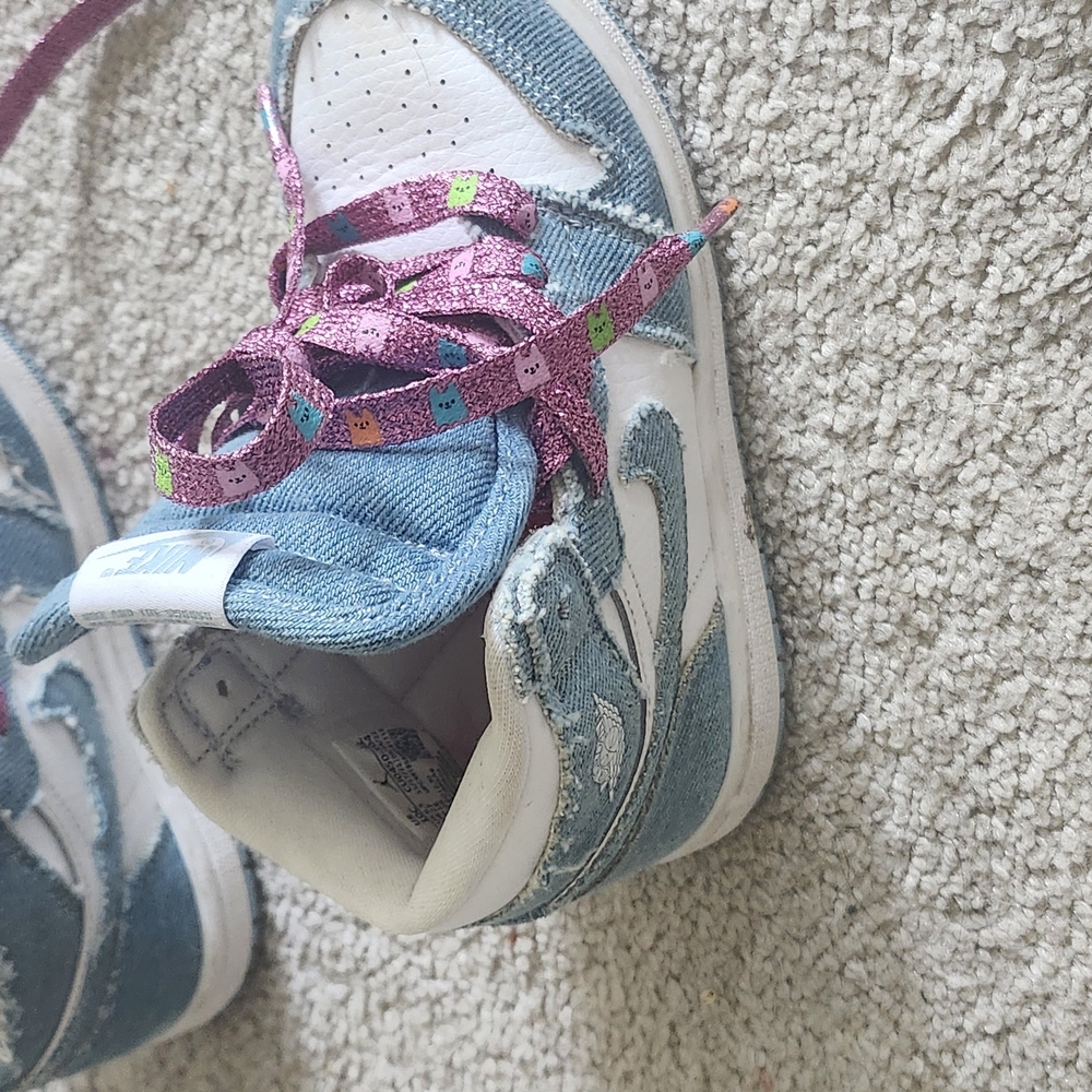 Nike Blue and White Sneakers High-Top For Kids. Comes With Original White Laces.